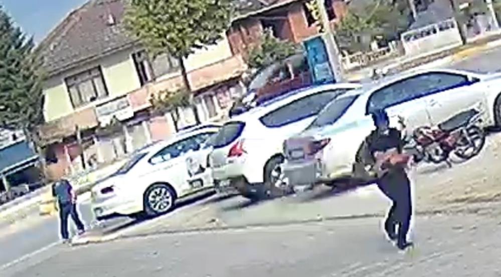 Si̇lahli Saldiri Sonrasinda Bi̇r Ki̇şi̇yi̇ Öldürüp Kaçak Ci̇nayet Zanlisi Yol Üzeri̇nde Ki̇ Tesi̇ste Saklandiği Tuvalette Yakalandi.