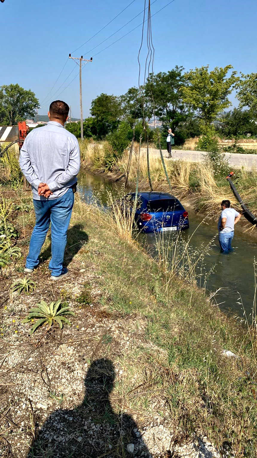 Sulama Kanalına Uçan Otomobil, Vinçle Çıkarıldı (2)