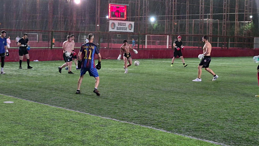 Yeşil Sahaya Boks Eldivenleriyle Çıktılar (2)