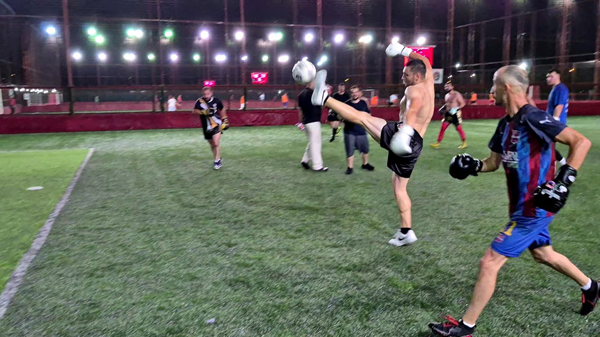 Yeşil Sahaya Boks Eldivenleriyle Çıktılar (3)