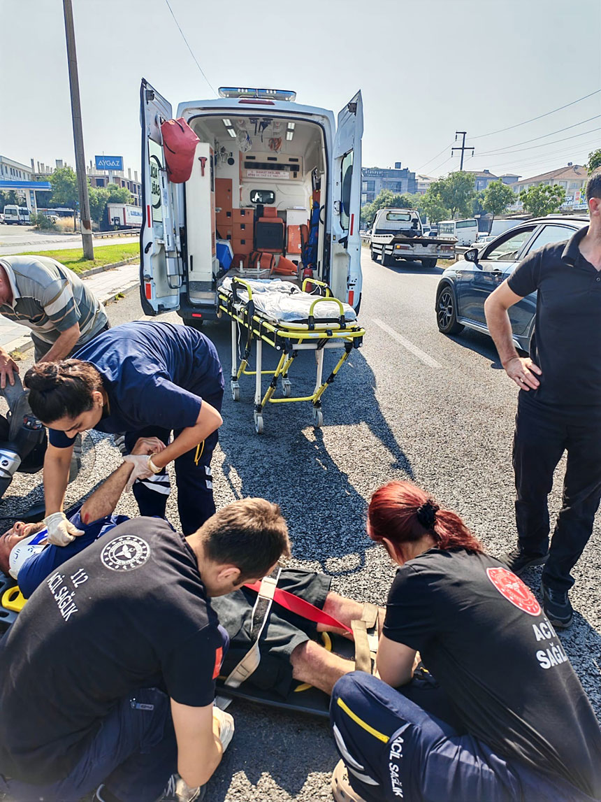 Yola Biran Da Çıkan Çekiciye Motosiklet Çarptı (2)