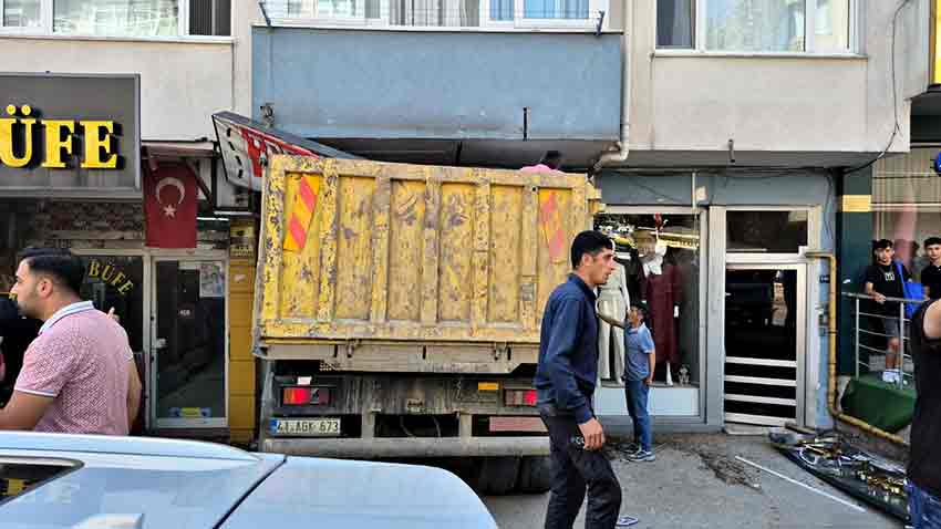 F R E N I B O S A L A N H A F R I Y A T K A M Y O N U I S Y E R I N E 869241 258094