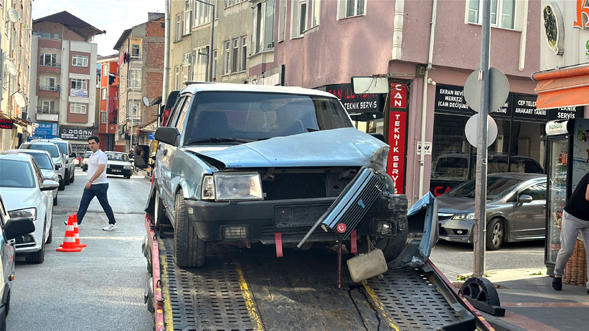 Kastamonu’da Çarpışan Otomobiller Iş Yerlerine Çarparak Durabildi 1 Yaralı (1)