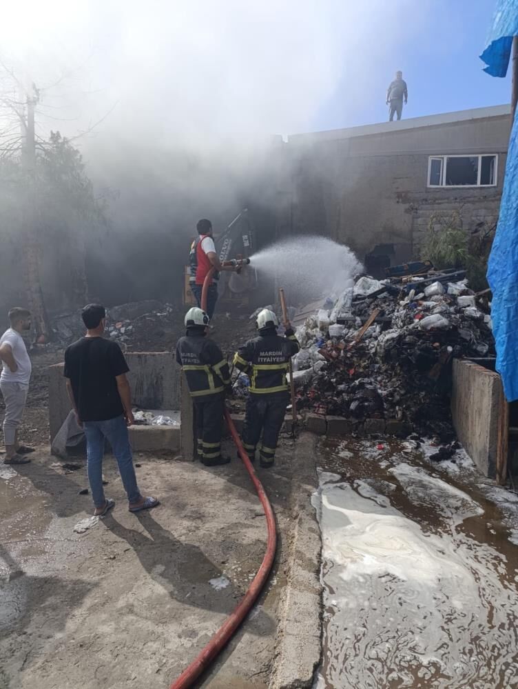 Mardin'de içecek deposundaki yangına TOMA müdahale etti