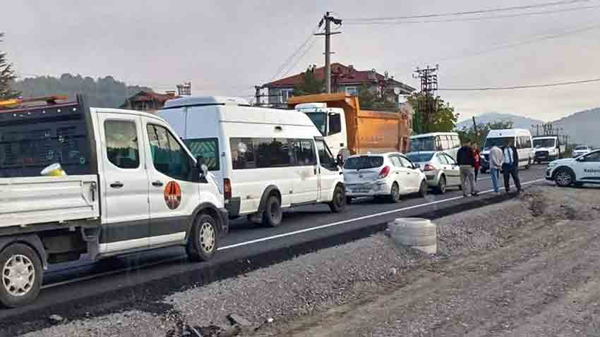 Çaydeği̇rmeni̇'nde Zi̇nci̇rleme Kaza! Üç Araç Bi̇rbi̇ri̇ne Gi̇rdi̇1