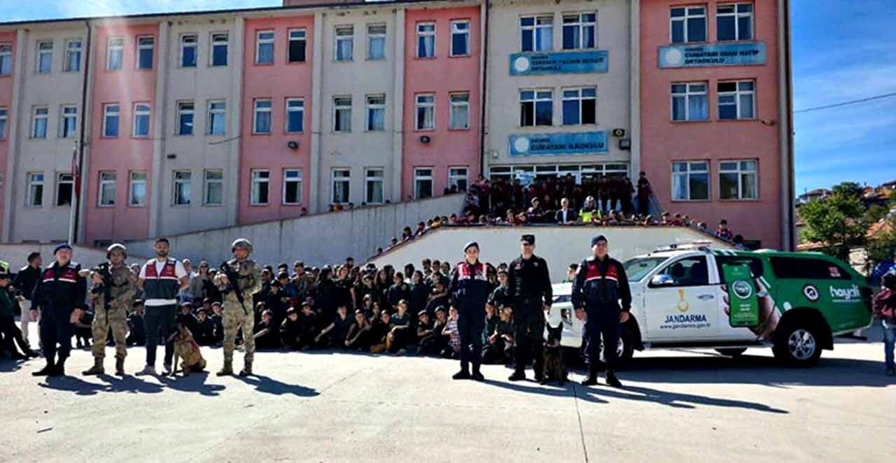 Karabük Jandarmasından öğrencilere hayvan sevgisi eğitimi