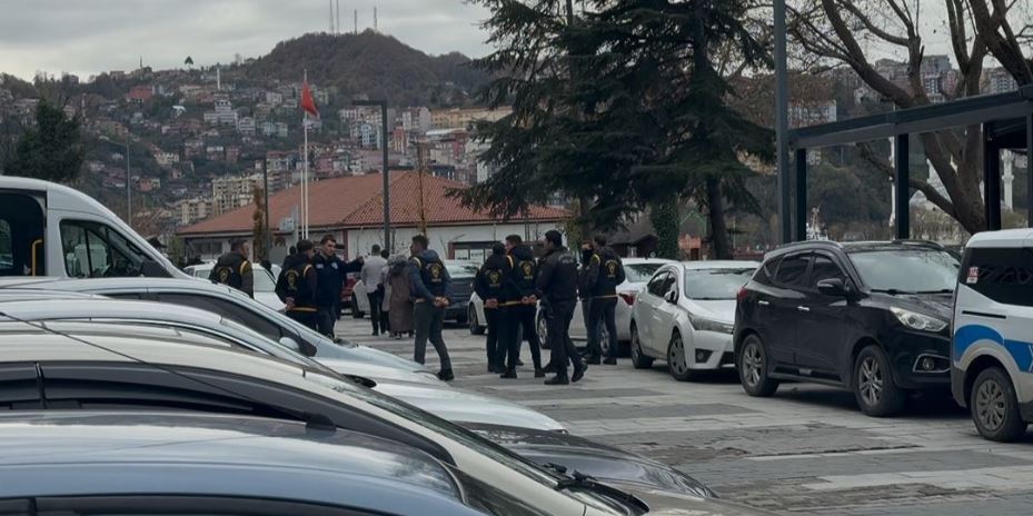 Adliye Önünde Kavga 3