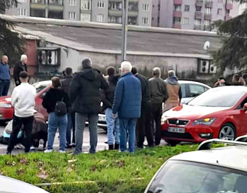 Avm Önünde Otomobil Yayaya Çarptı1 (1)