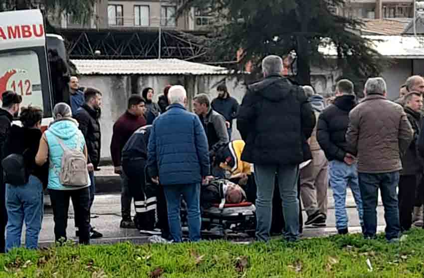 Avm Önünde Otomobil Yayaya Çarptı1 (2)