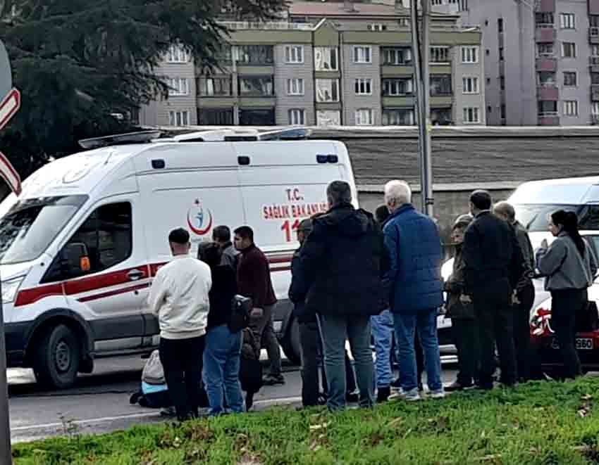 Avm Önünde Otomobil Yayaya Çarptı1 (3)