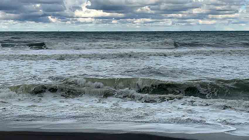 Dalgalar Mendireği Aşarken Tekneler Limana Sığındı (1)