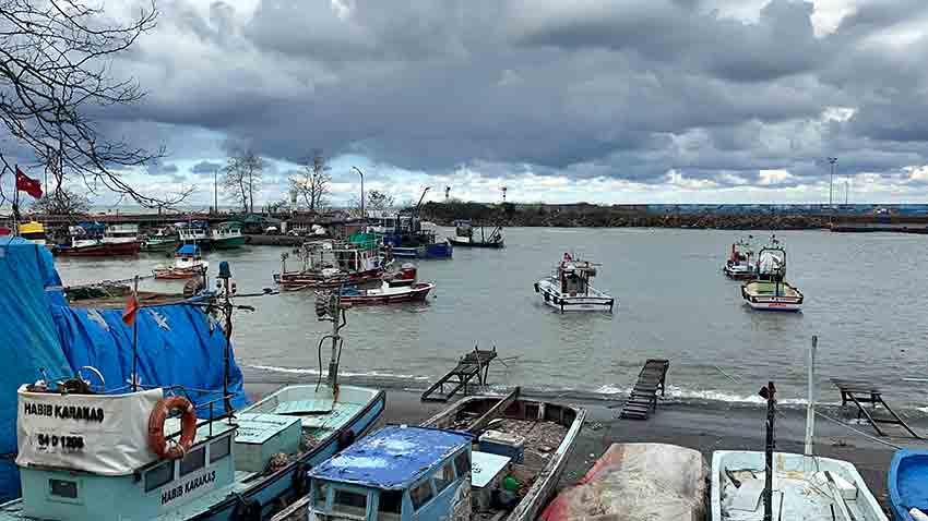 Dalgalar Mendireği Aşarken Tekneler Limana Sığındı (3)