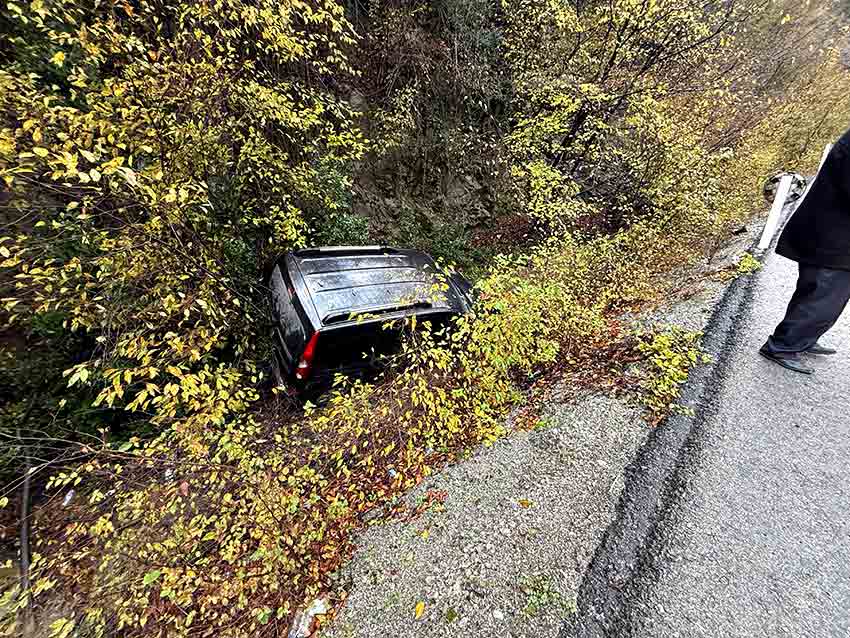 Gökgöl Tüneli̇ Çikişinda Kaza! Araç Ormanlik Alana Uçtu
