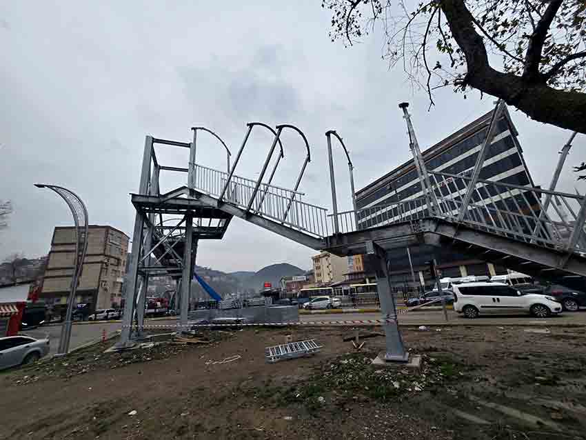 İki̇nci̇ Üst Geçi̇tte Çalişma Sürüyor (3)