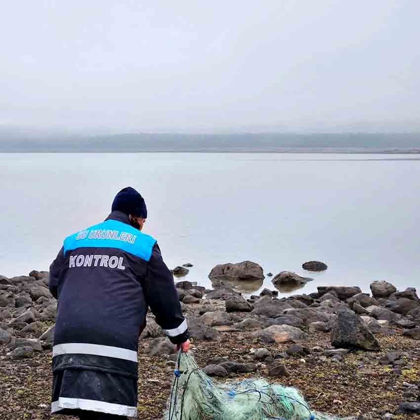 Kaçak Avcılara Geçit Yok 500 Metrelik Misina Ağ Sudan Çıkarıldı (1)