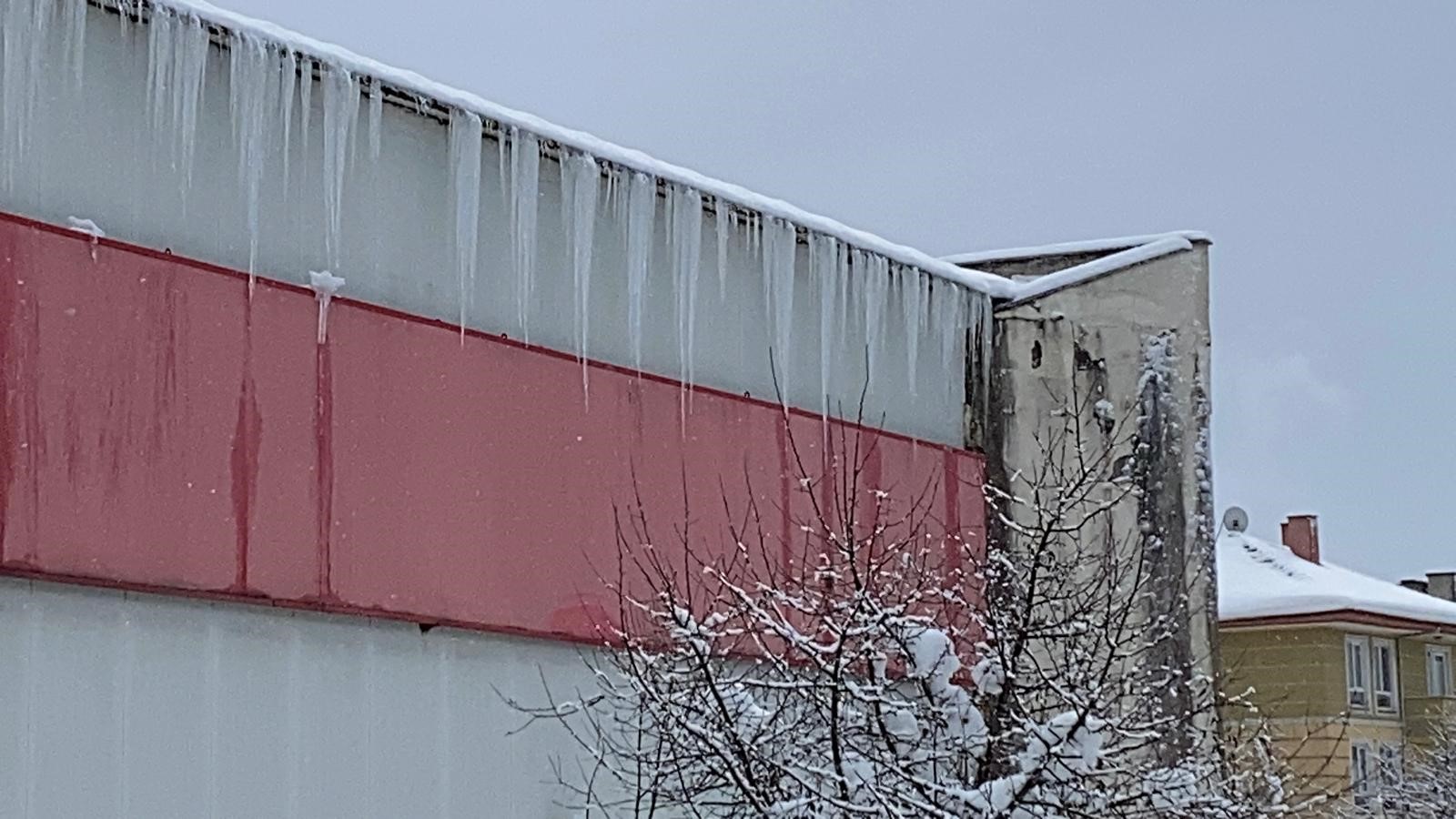 Kar Ve Buz Korkutuyor Tabela Ve Çatılar Tehlike Saçıyor (2)