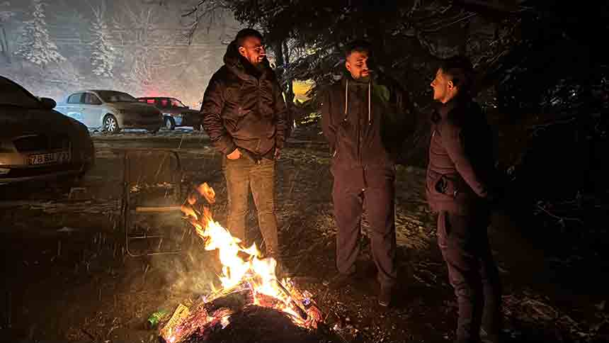 Kar Yağişini Duyan Buraya Akin Etti̇ (2)
