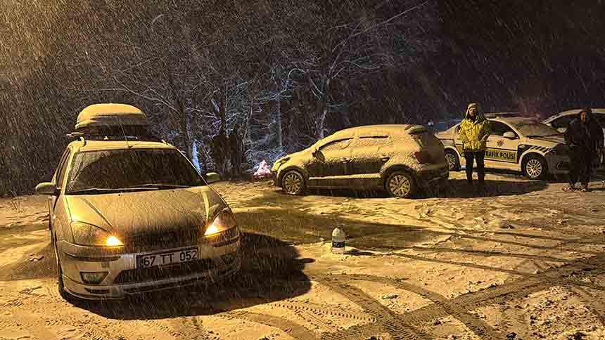 Kar Yağişini Duyan Buraya Akin Etti̇ (3)