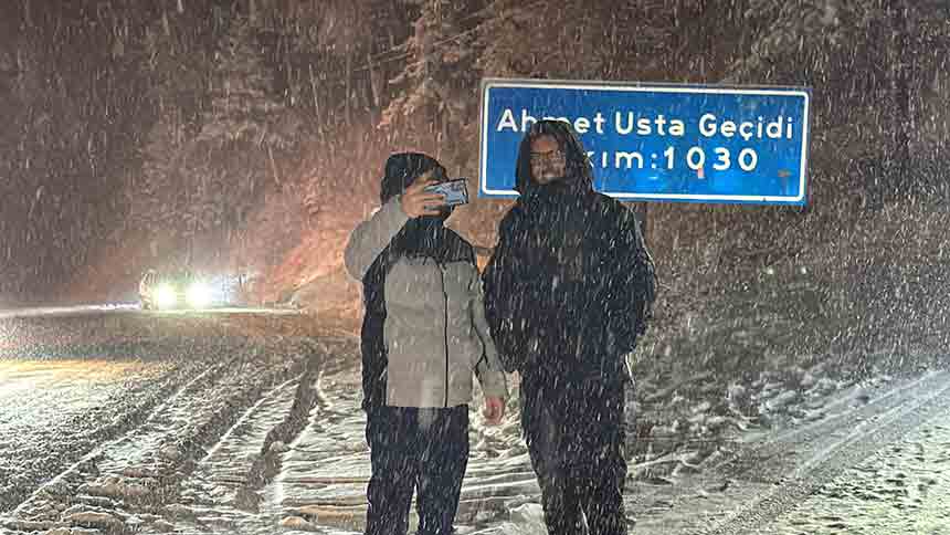 Kar Yağişini Duyan Buraya Akin Etti̇ (5)