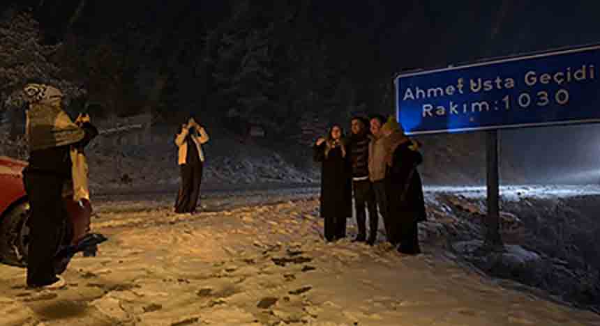 Kar Yağişini Duyan Buraya Akin Etti̇ (6)