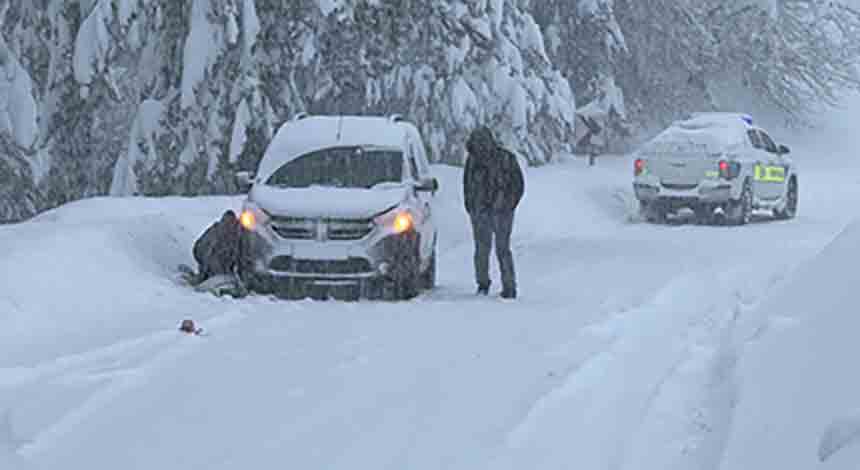 Karabük Bartin Yolunda Kar Kalinliği (4)