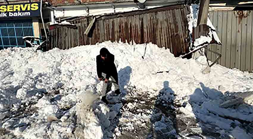 Karın Ağırlığı Sundurmaları Yıktı Esnaf Son Anda Kurtuldu (1)