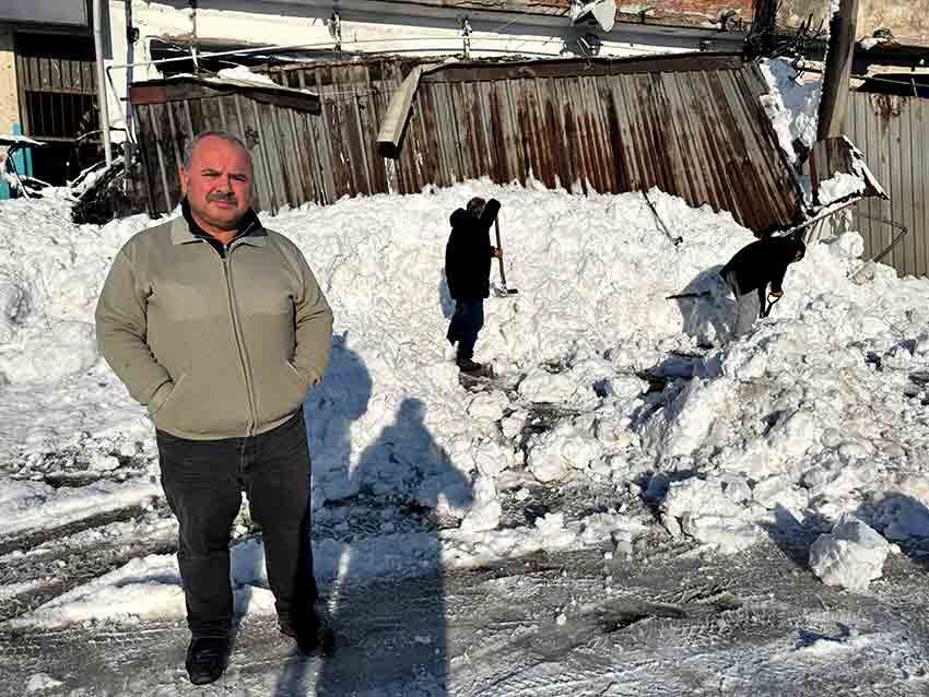 Karın Ağırlığı Sundurmaları Yıktı Esnaf Son Anda Kurtuldu (3)
