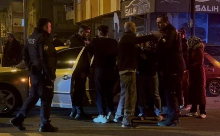 Otomobi̇l Kaldirimdaki̇ Yayalara Çarpti 2