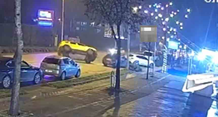 Taksi Park Halindeki Araca Çarptı (3)