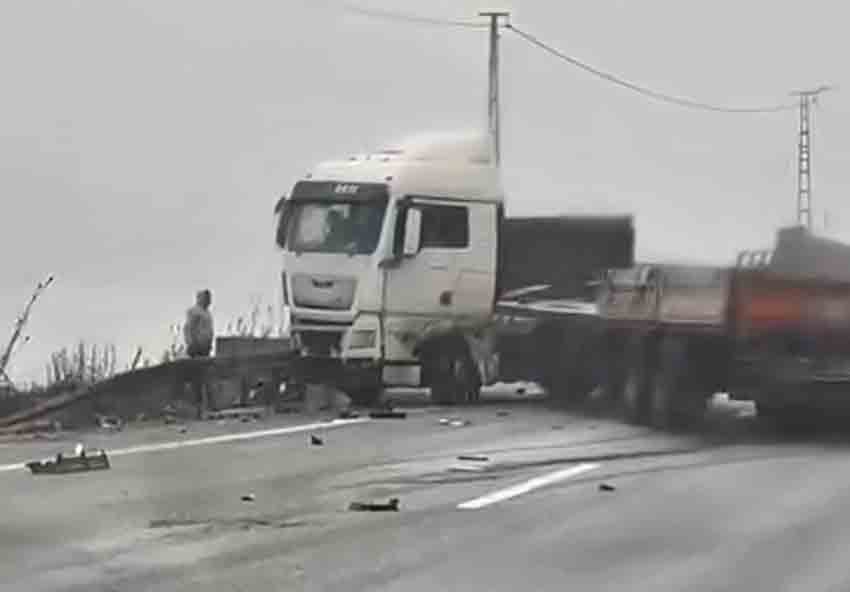 Tır Makasladı, Trafik Tamamen Durdu (1)