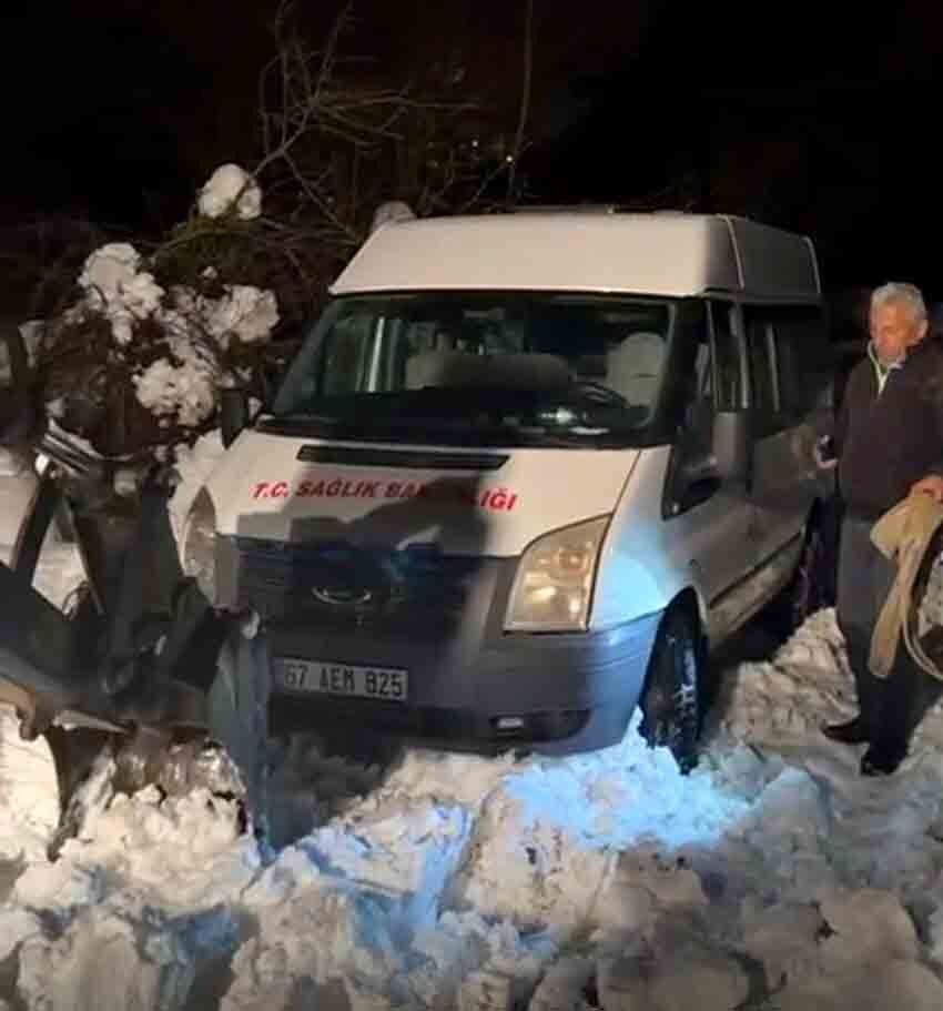Zonguldak'ta Gece Yağan Kar, Hasta Aracının Yolunu Kapattı (3)