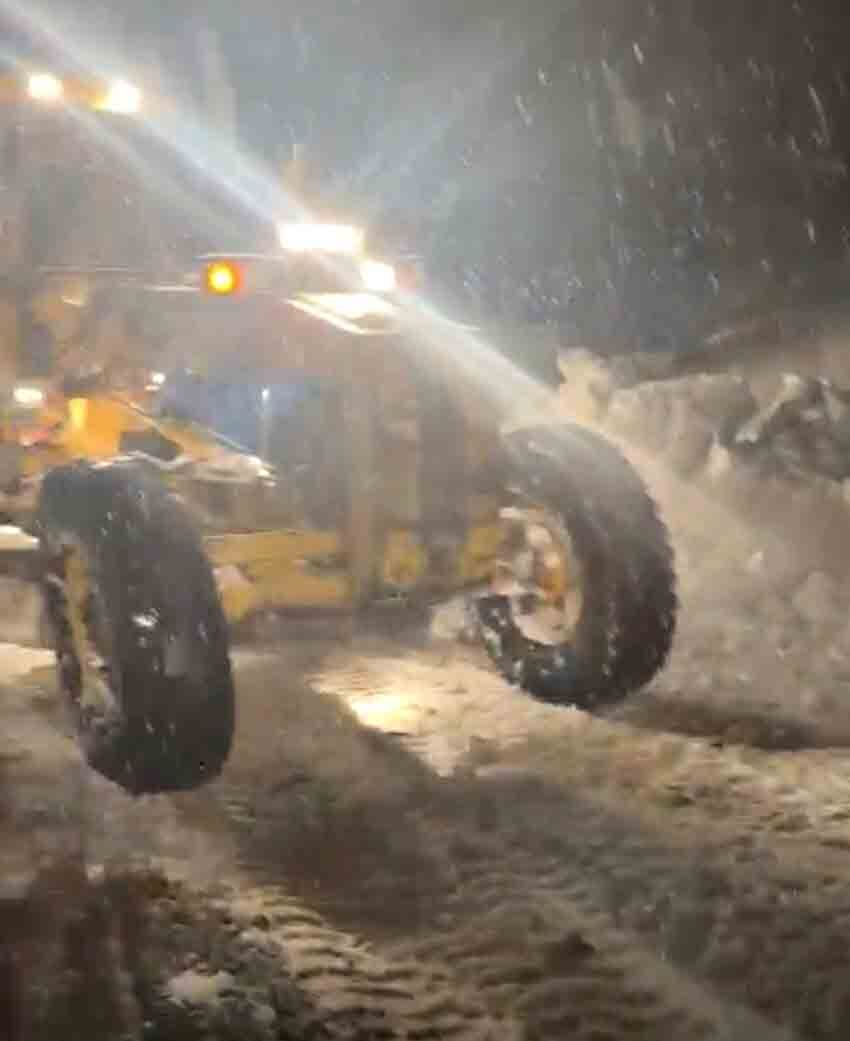 Zonguldak'ta Gece Yağan Kar, Hasta Aracının Yolunu Kapattı (4)