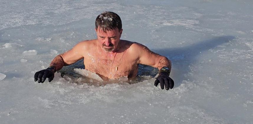 6 Yıldır Buz Tutan Göle Giriyor