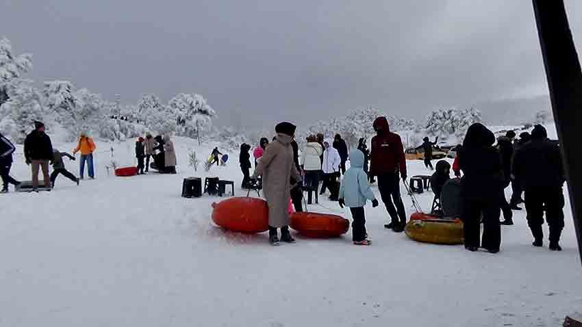 Abant Gölü Milli Park’ta Şambrellerle Kar Keyfi (2)