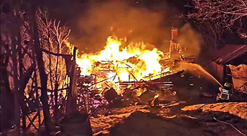 Ahşap Ev Alevlere Teslim Oldu 1 Yaralı (1)