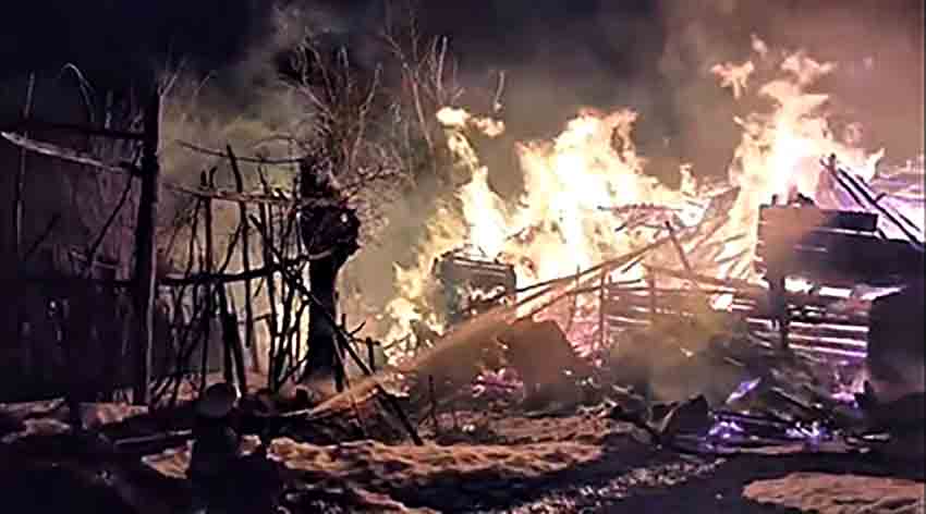 Ahşap Ev Alevlere Teslim Oldu 1 Yaralı (2)
