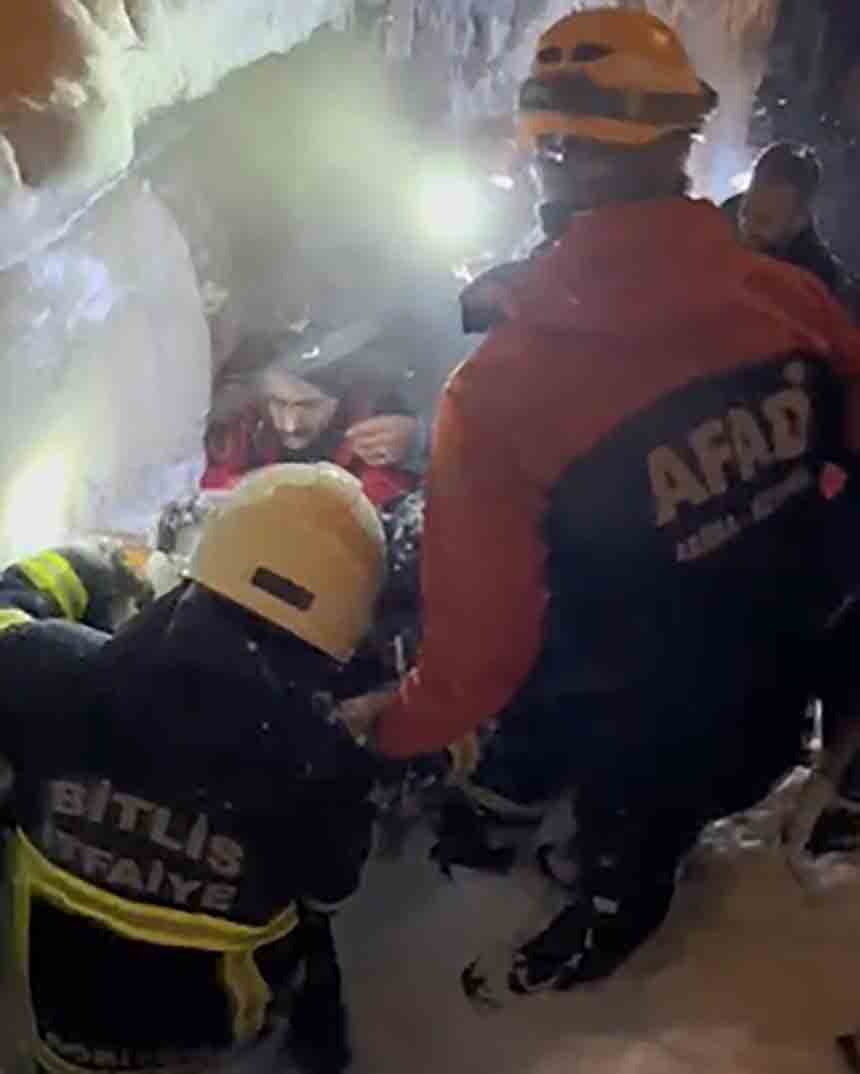 Dami Temi̇zlerken Çiğ Düştü (3)