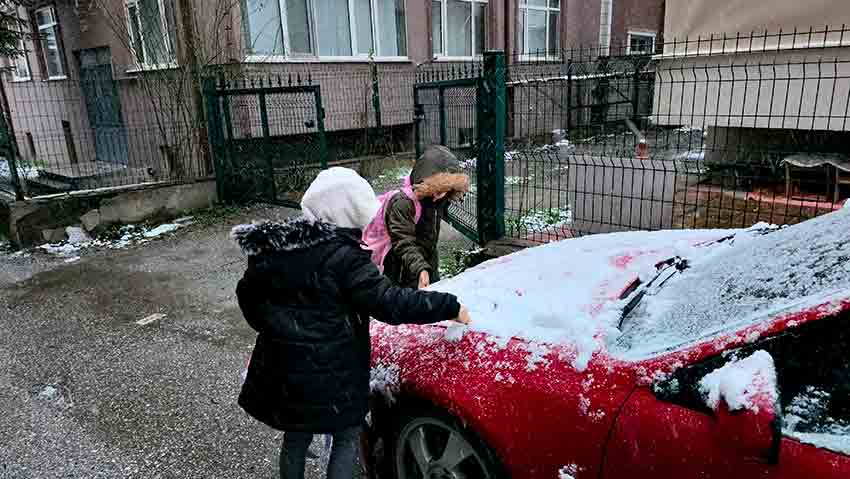Düzce Beyaza Büründü Çocuklardan Kar Sevinci (1)
