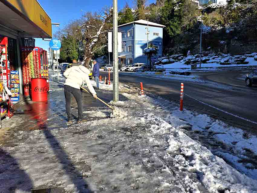 Esnaflar Iş Başında Kürek Ve Fırçalarla Müdahale Ettiler! (1)