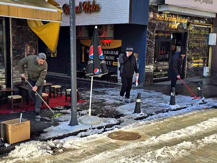 Esnaflar Iş Başında Kürek Ve Fırçalarla Müdahale Ettiler! (2)