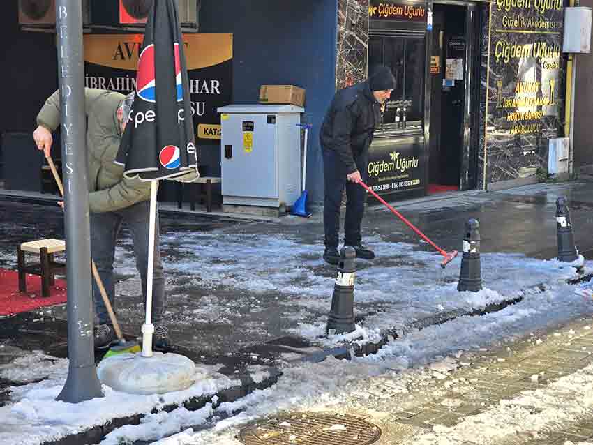 Esnaflar Iş Başında Kürek Ve Fırçalarla Müdahale Ettiler! (4)