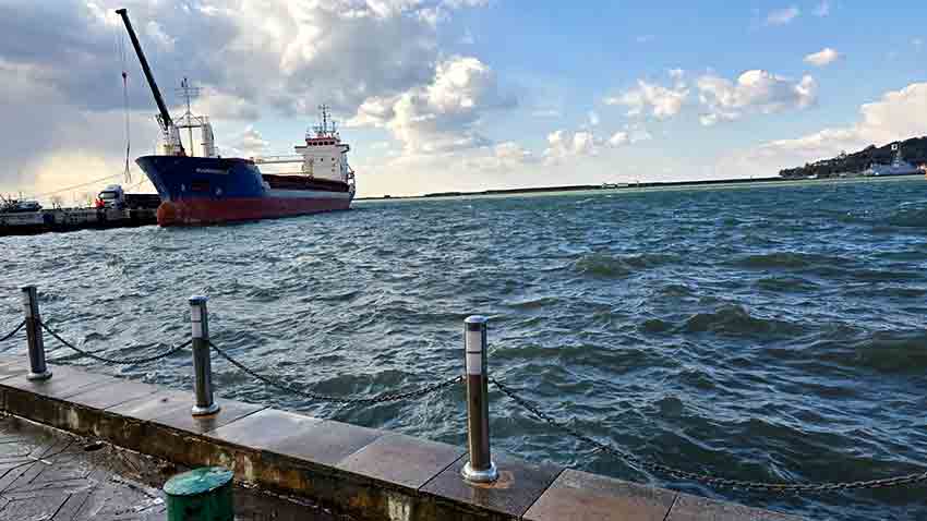 Fırtına Karadeniz’de Dev Dalgalar Oluşturdu (1)