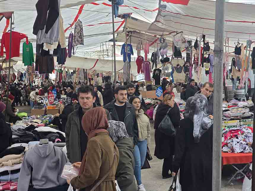 Giysi Pazarında Cumartesi Hareketliliği (1)