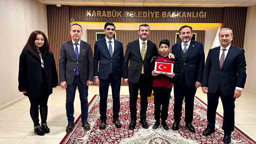 Kar Altında İstiklal Marşı’na Saygı Duyan Öğrenci Ödüllendirildi (1)