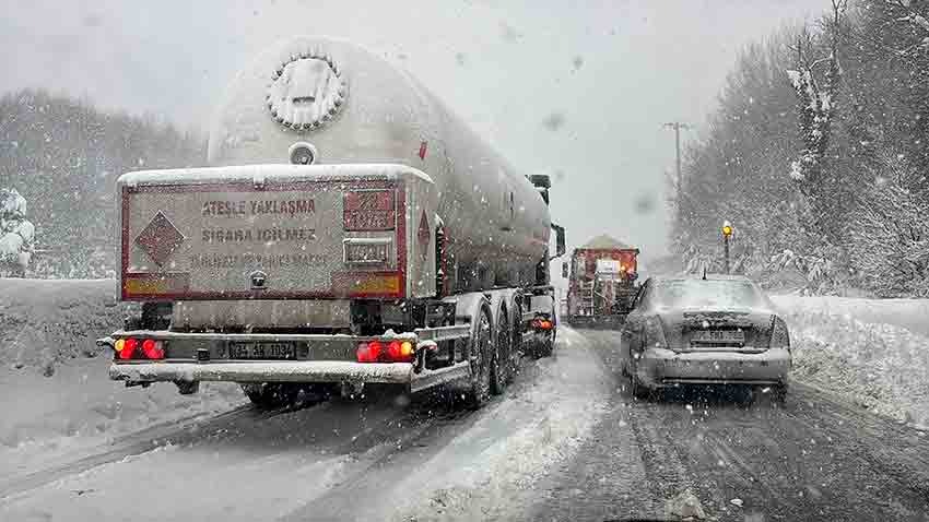 Kar Engeli Rampayı Çıkamayan 2 Tır Yolu Kapattı (4)