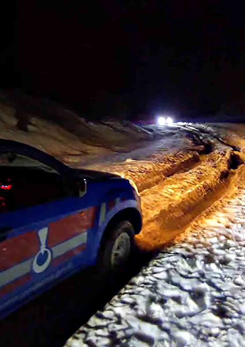 Kara Saplanan Jandarma Ve Aileyi Off Road Başkanı Kurtardı (1)