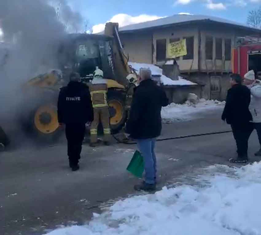 Karabükte İş Maki̇nasi Yangini (3)