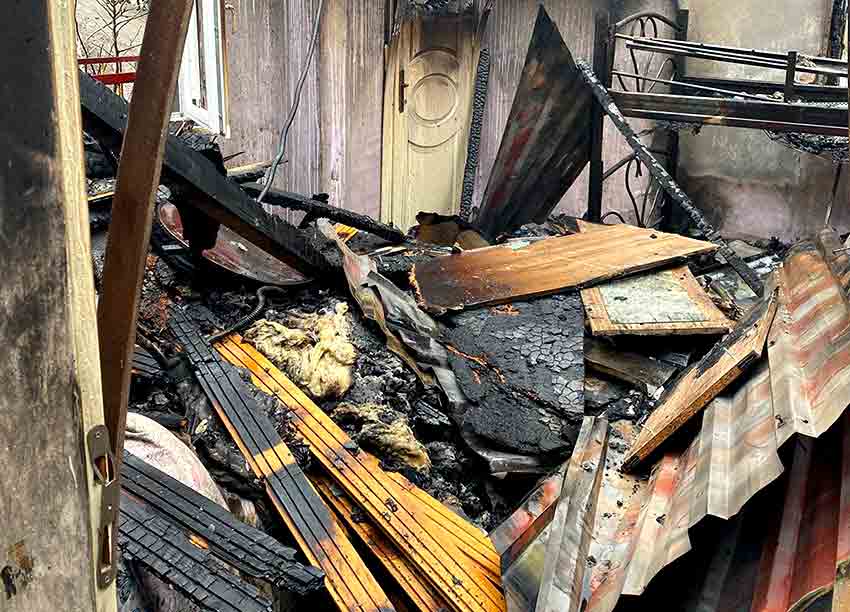 Kış Ayının Ortasında Iki Katlı Ev Alevlere Teslim Oldu (2)