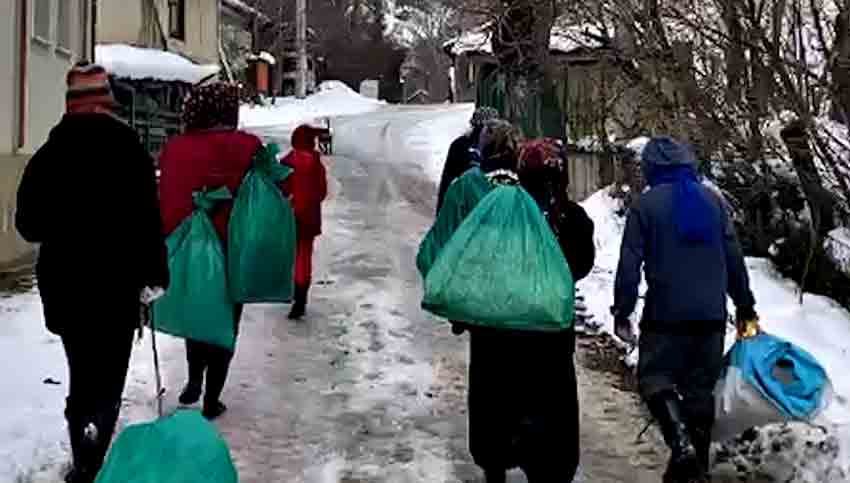 Köylerde Kar Eğlencesi Çuvalın Içine Saman Doldurup Kayak Yaptılar (1)