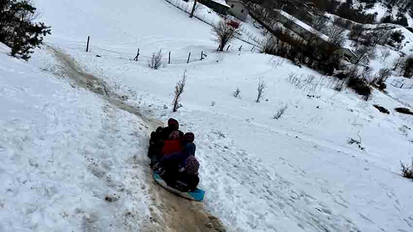 Köylerde Kar Eğlencesi Çuvalın Içine Saman Doldurup Kayak Yaptılar (2)